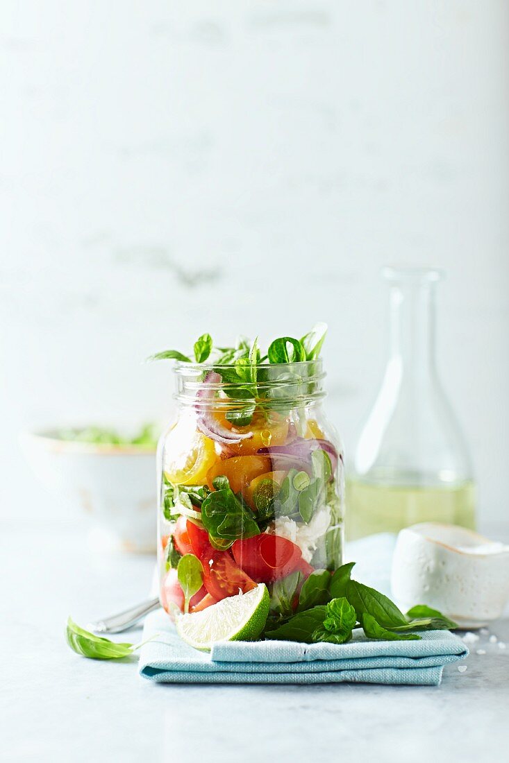 Salat mit Tomaten und Zwiebeln im Glas