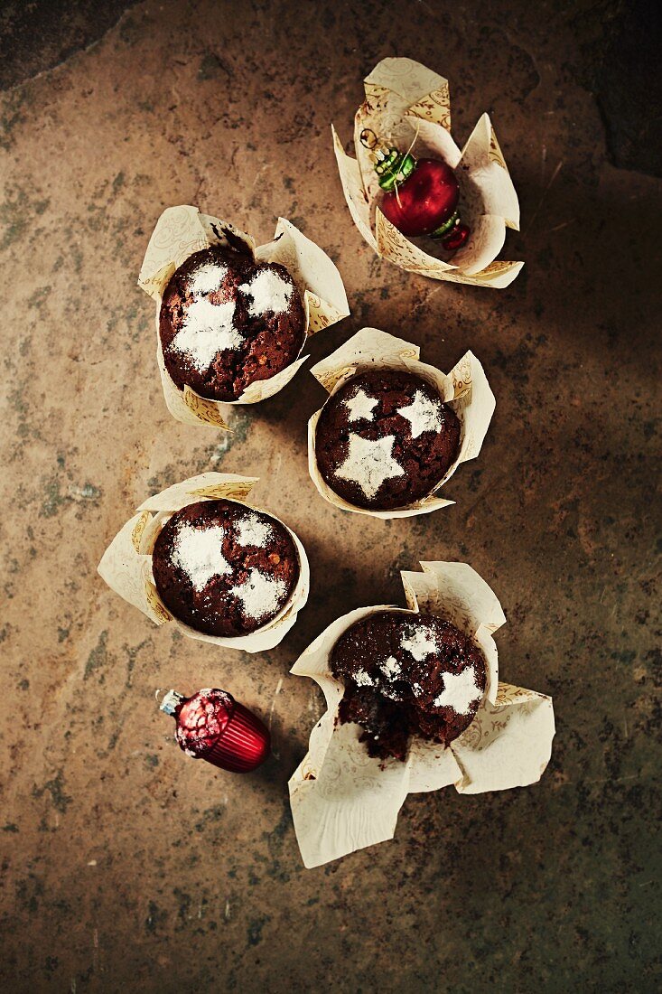 Schokoladenmuffins mit Honig und Zimt für Weihnachten