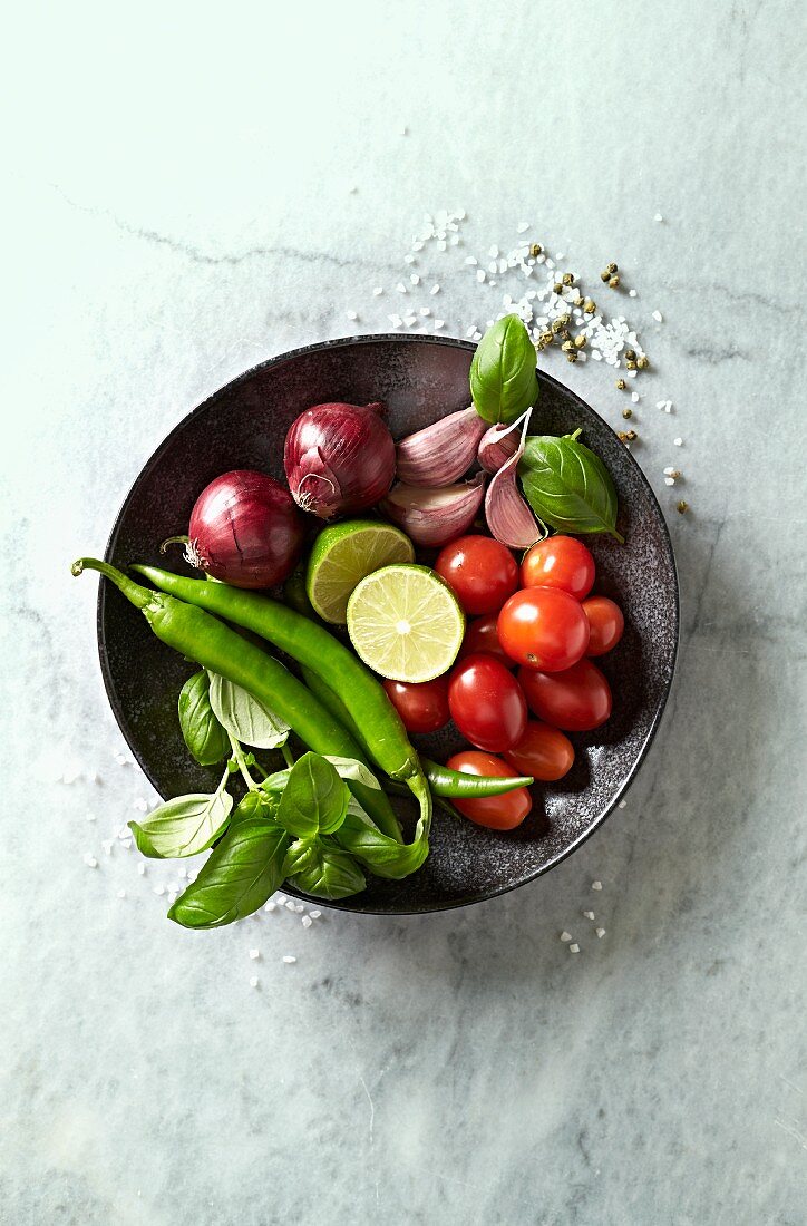 Gemüse, Basilikum und Limette auf einem Teller