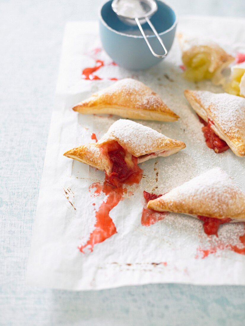 Blätterteigtaschen mit Fruchtfüllung und Puderzucker