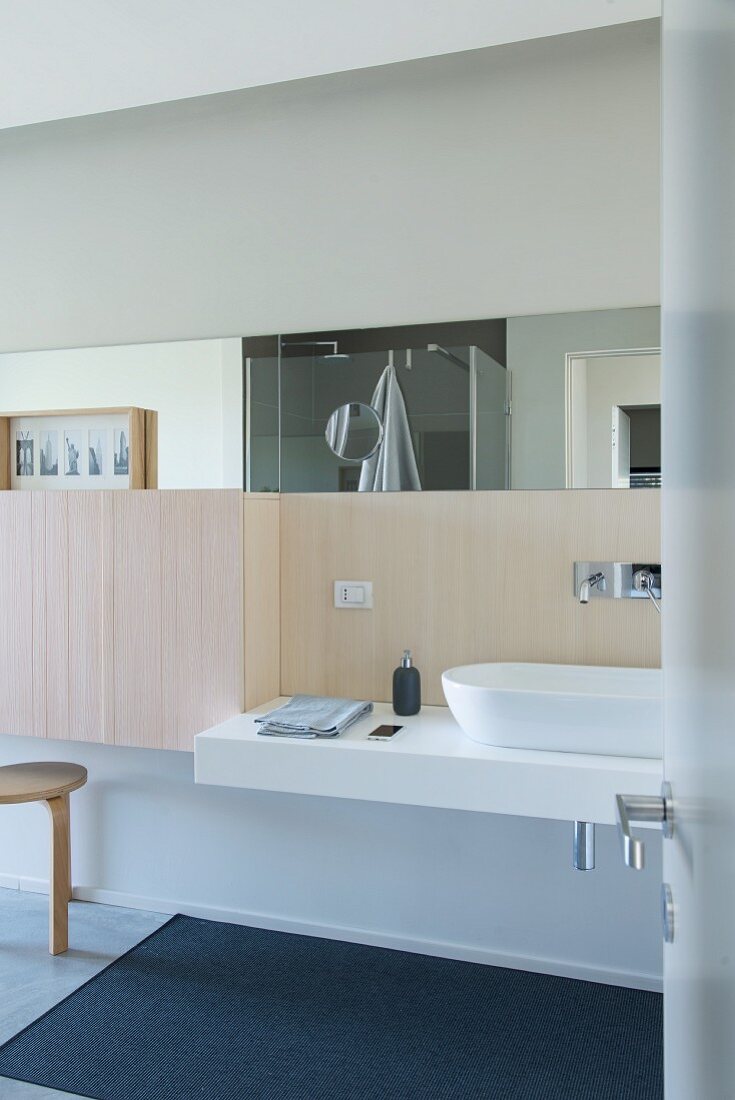 Modern bathroom in rectilinear design