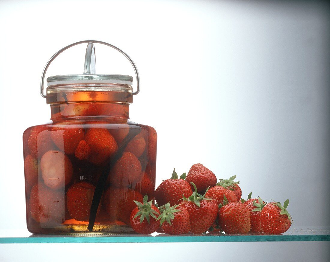 Rumtopf mit Erdbeeren im Einweckglas, Deko: frische Erdbeeren