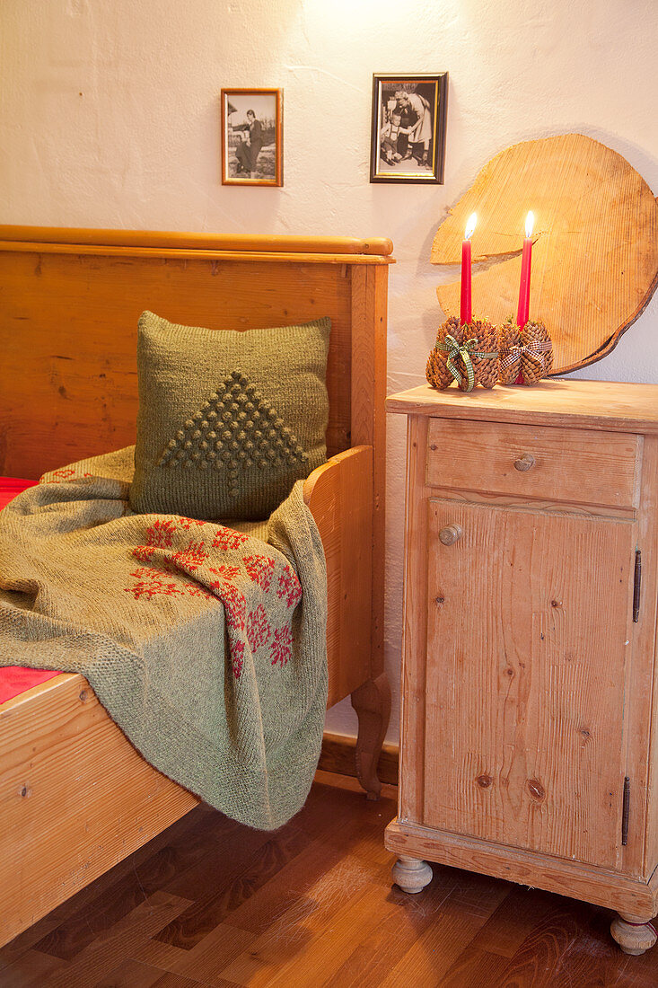 Weihnachtliche Deko im ländlichen Schlafzimmer aus Holz