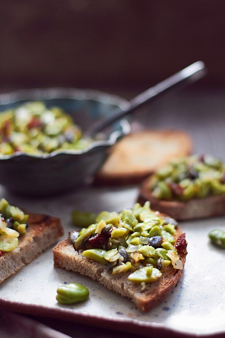 Bruschetta mit Saubohnen