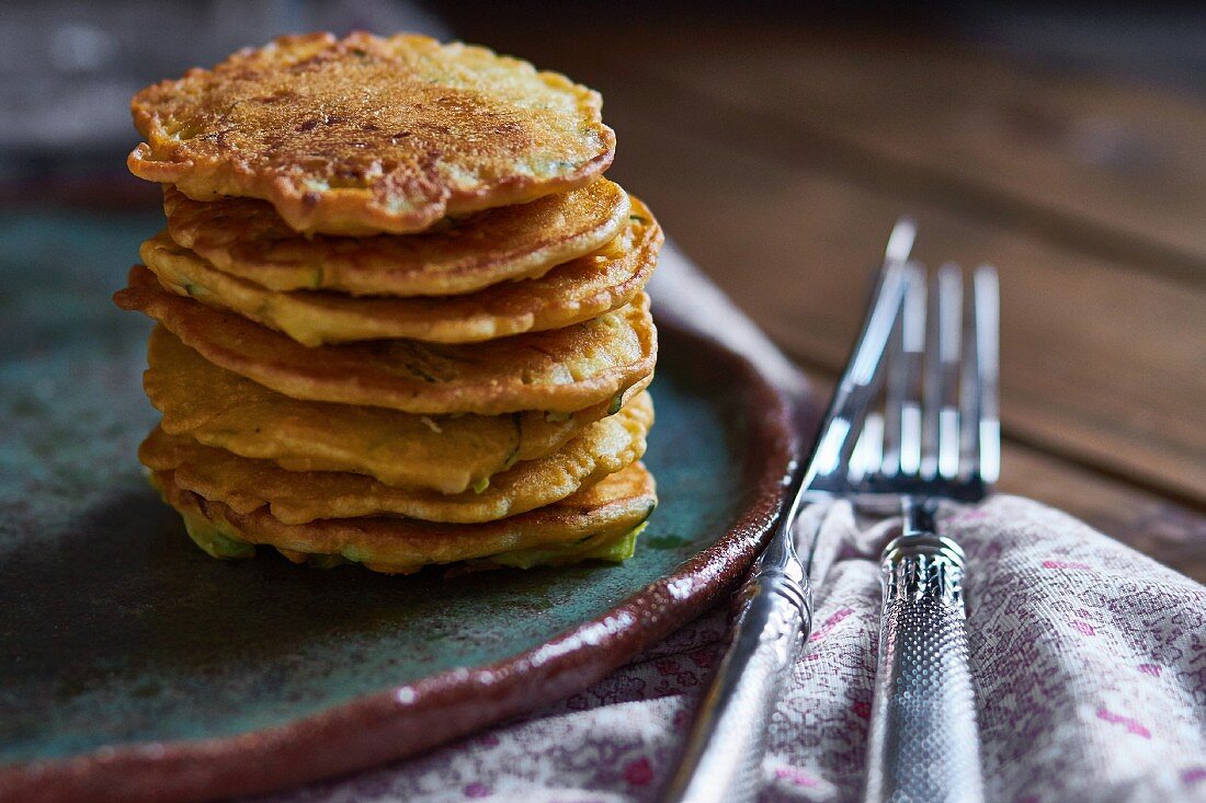 Zucchini-Mais-Pancakes, gestapelt