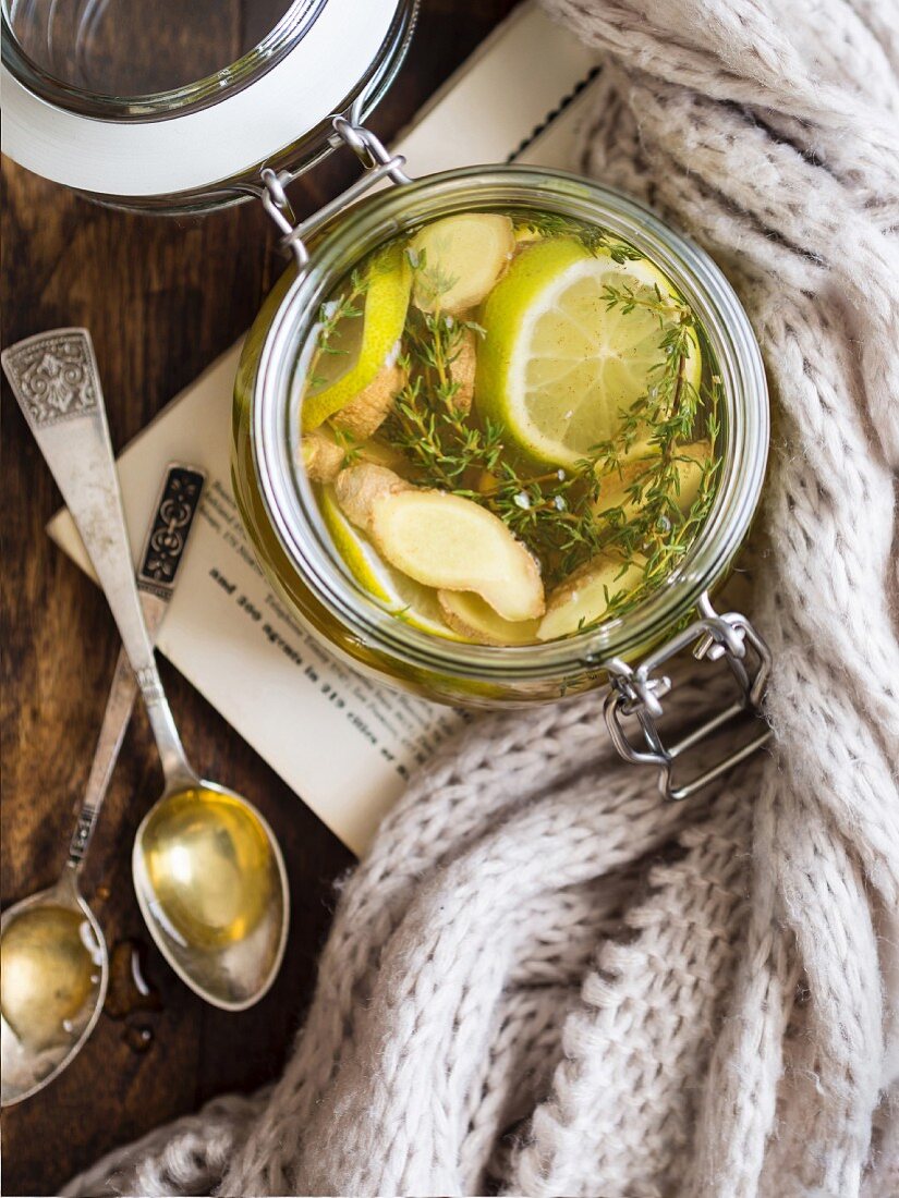Heisser Tee mit Ingwer, Zitrone und Thymianhonig (Draufsicht)