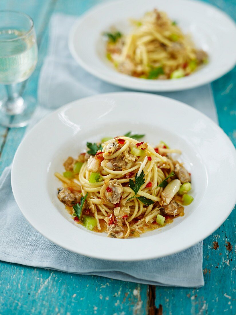 Linguine mit Muscheln, Krebs, grünen Tomaten und Paprika