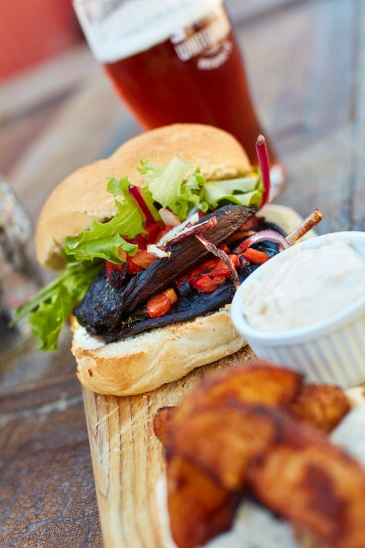 Portobello-Sandwich mit Mayo und Potato Wedges