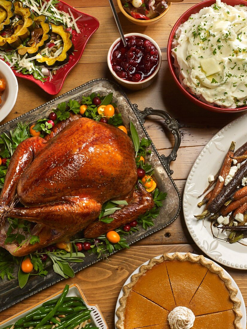 Thanksgiving-Festessen mit Truthahn, Beilagen und Pumpkin Pie (USA)