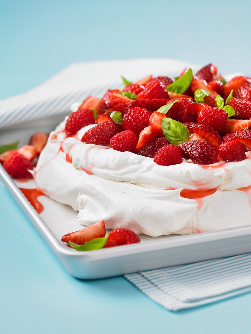 Pavlova mit Sahne und Beeren