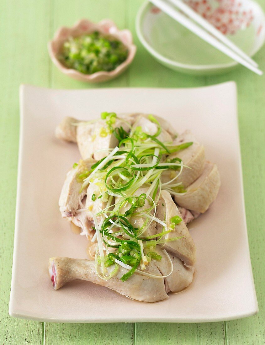 Pochiertes Hähnchen mit Frühlingszwiebeln (China)