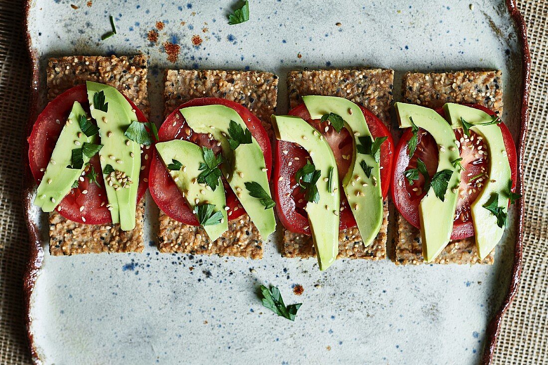 Glutenfreie Knäckebrote mit Avocado und Tomaten