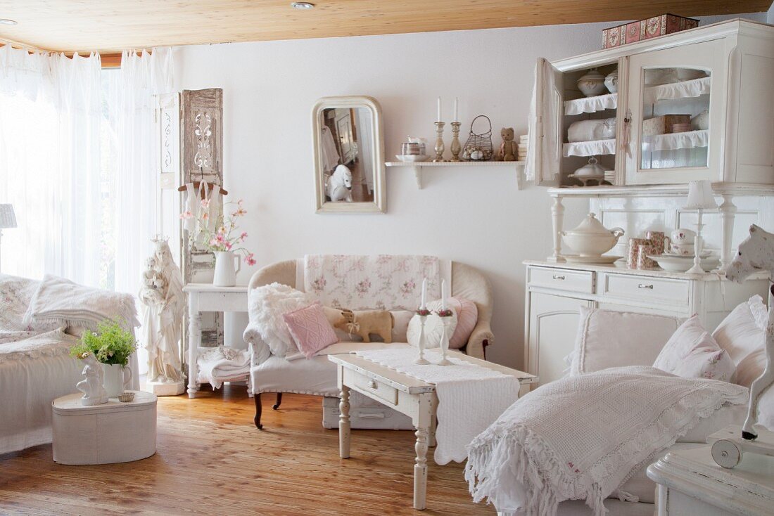 Wohnzimmer mit Sofa und Anrichte in Shabby Stil