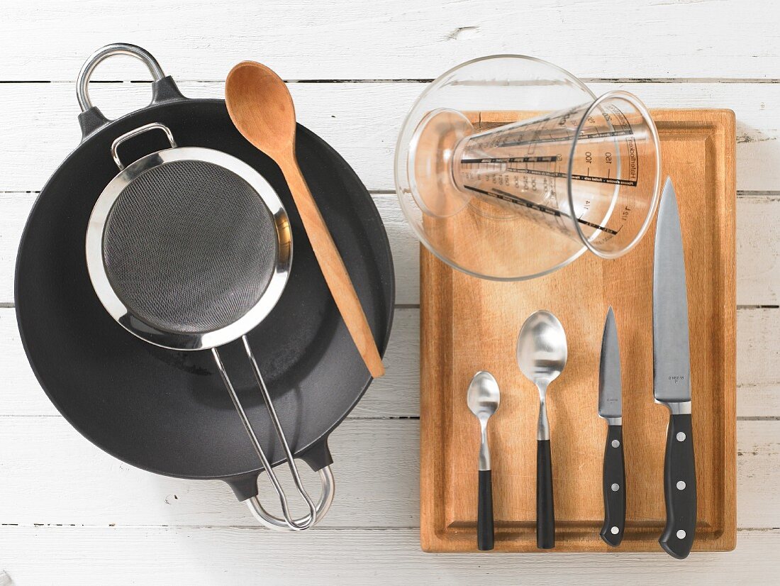 Kitchen utensils for making mussels with fermented beans