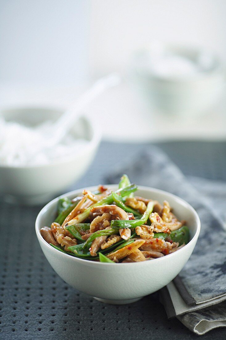 Stir-fried Chicken with Snow Peas and Walnuts