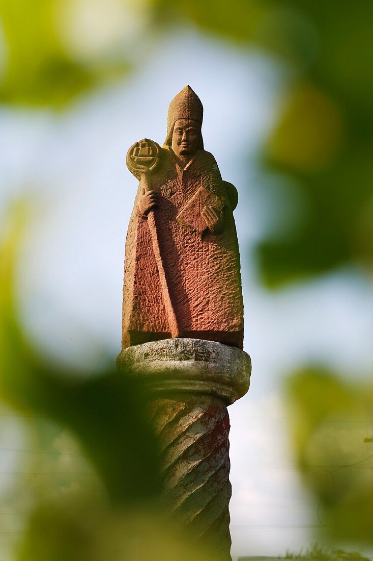 Sankt Nikolaus Figur auf dem Weingut Peter Jakob Kühn im Rheingau, Deutschland