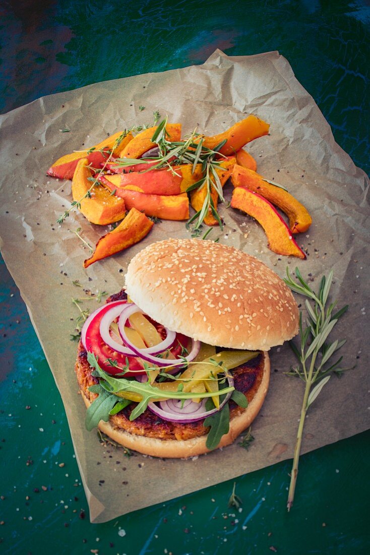 Burger mit gegrillten Kürbisspalten