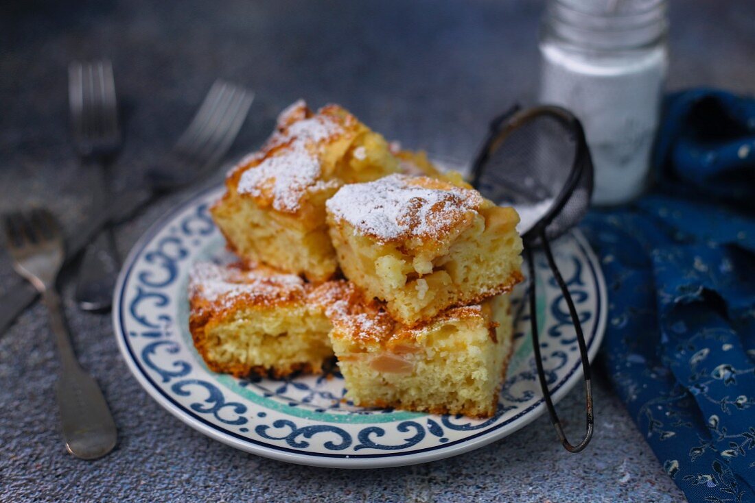 Mehrere Stücke Apfelkuchen mit Puderzucker