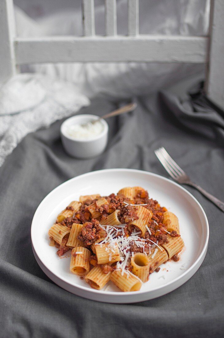 Mezze Rigate mit Sauce Bolognese und geriebenem Parmesan