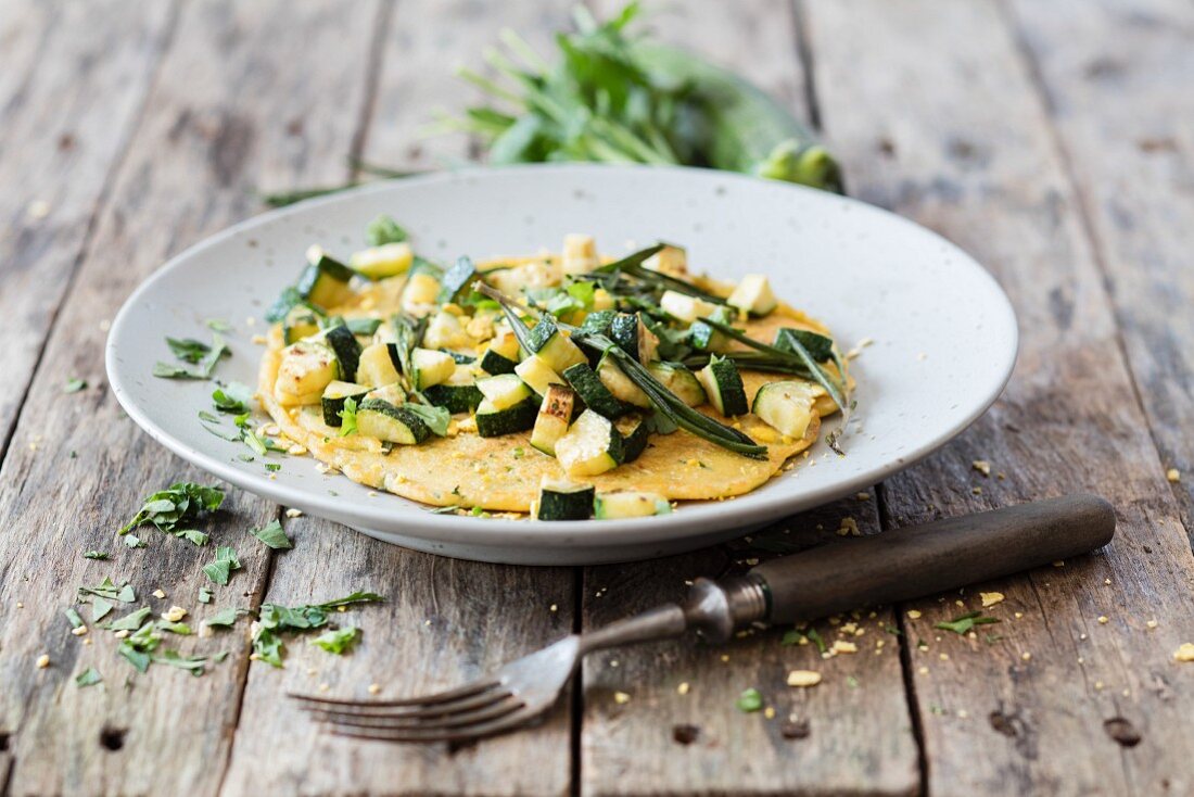 Veganes, glutenfreies Omelett aus Kichererbsen- und Lupinenmehl mit Zucchini