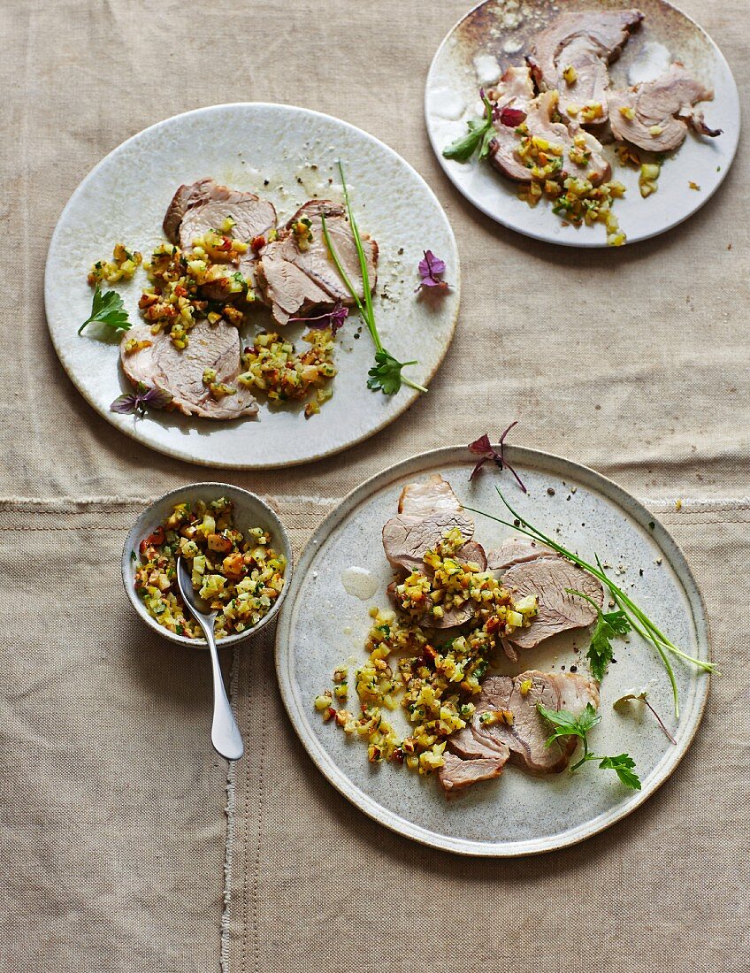 Lammschulter mit Gremolata aus Rauchmandeln und Salzzitronen (Low Carb)