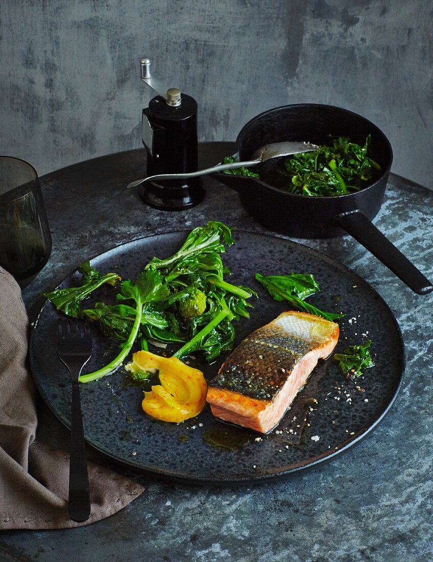 Salmon fillet on cima di rapa with saffron mayonnaise (low carb)