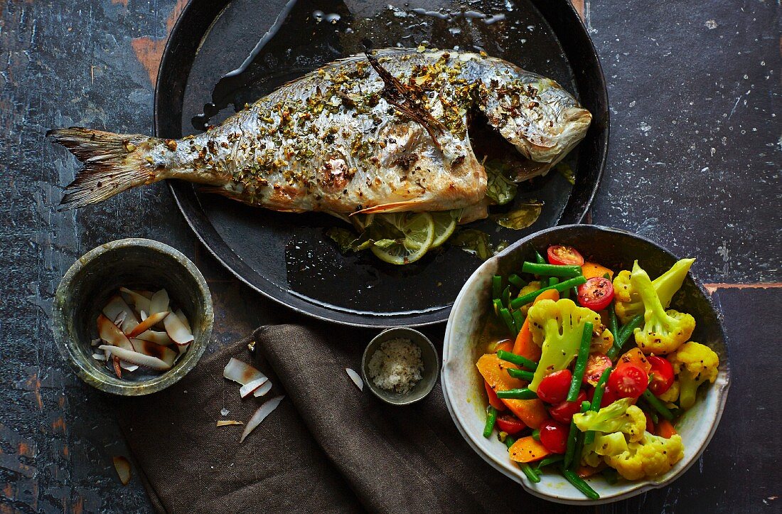 Oven-baked sea bream with curried vegetables (low carb)