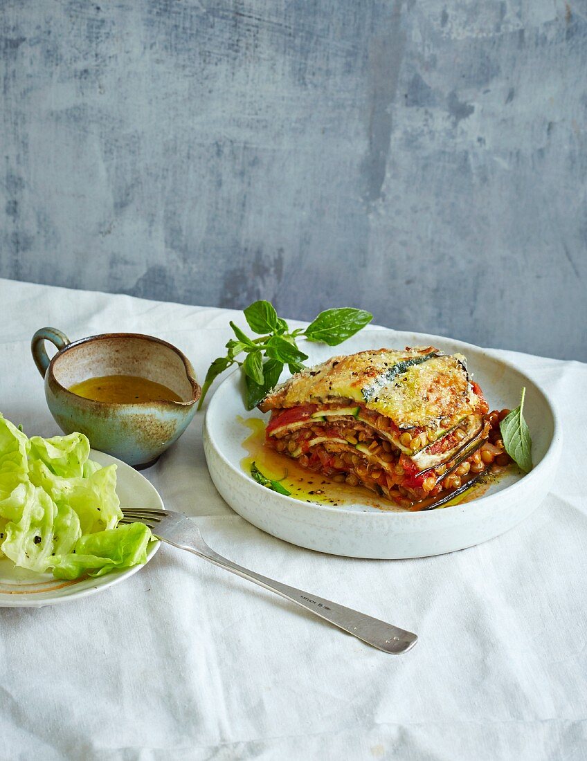 Auberginen-Zucchini-Lasagne mit Linsenbolognese (Low Carb)