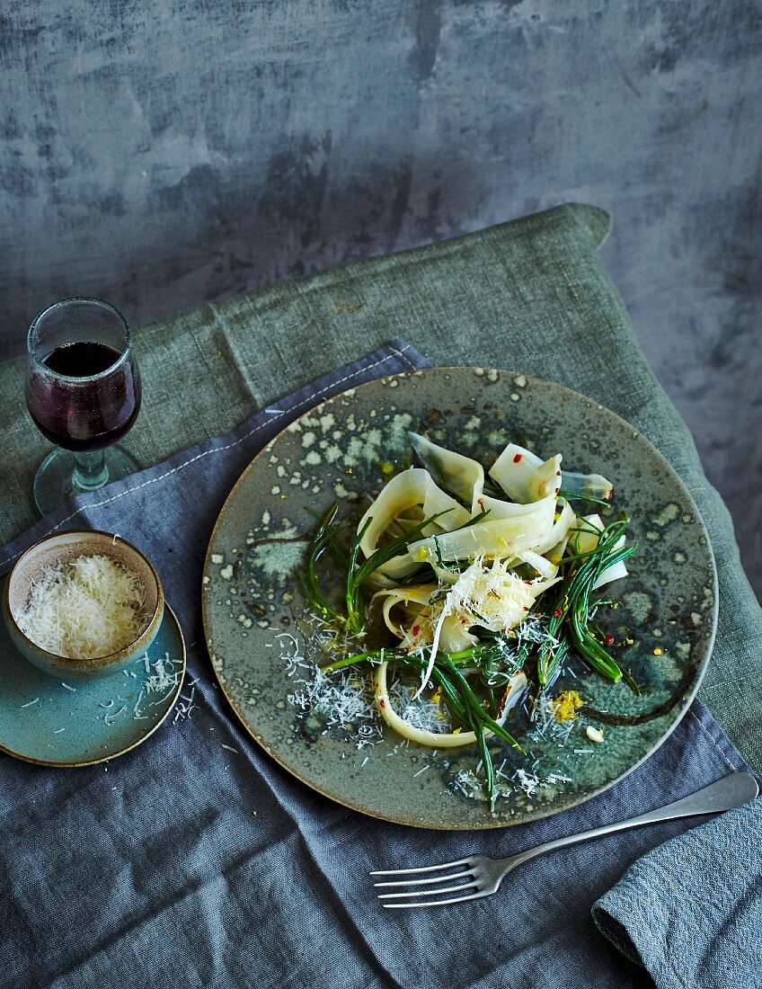 Schwarzwurzeln Aglio Olio mit Mönchsbart und Pecorino (Low Carb)