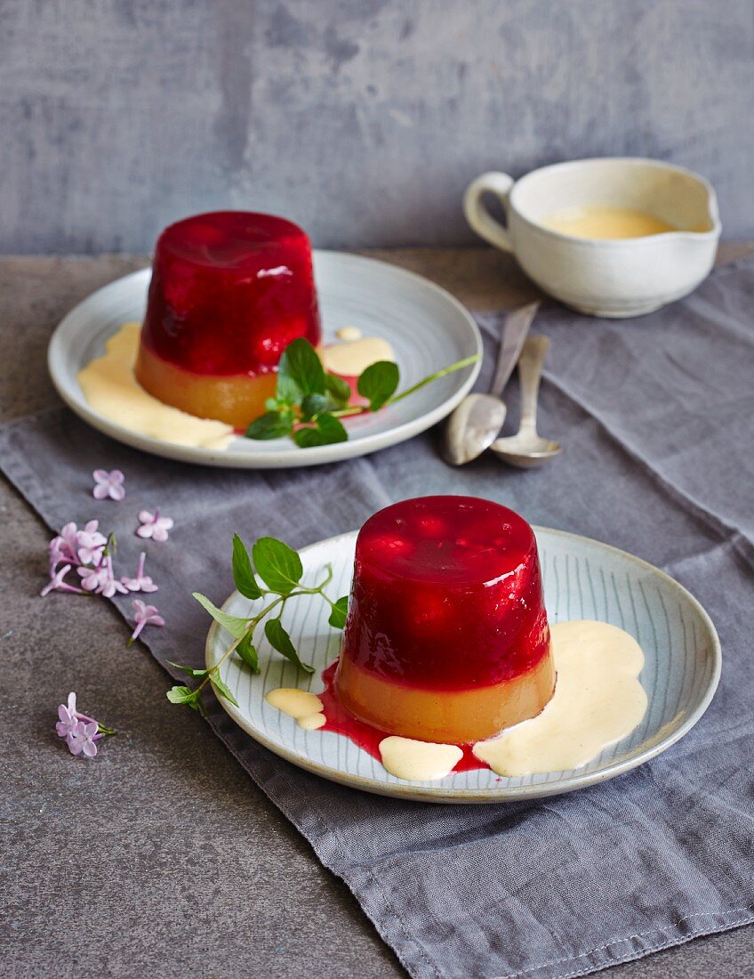 Upside-down red and green fruit jelly with custard (low carb)