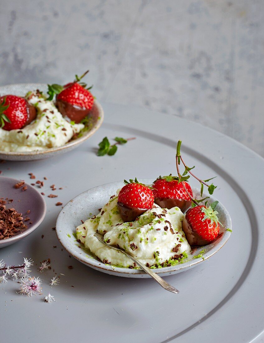 Chocolate-dipped strawberries with lime and mascarpone espuma (low carb)