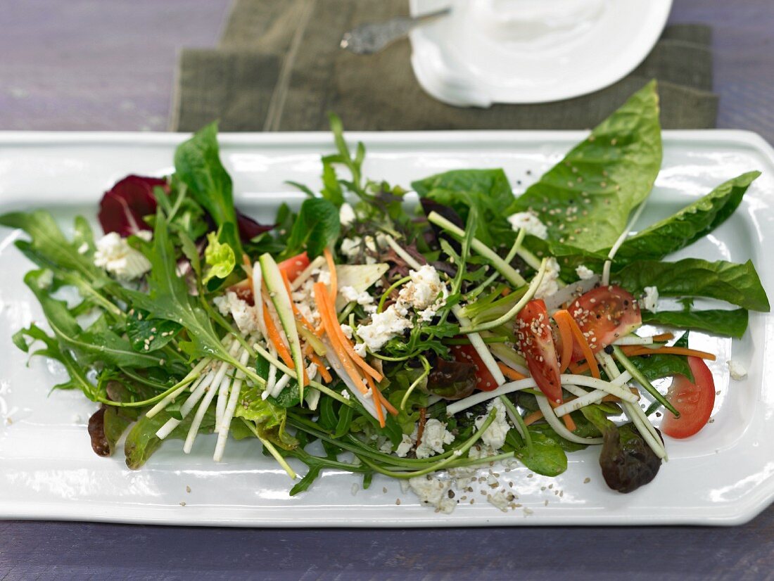 Gemischter Salat mit Gemüsestreifen und Schafskäse