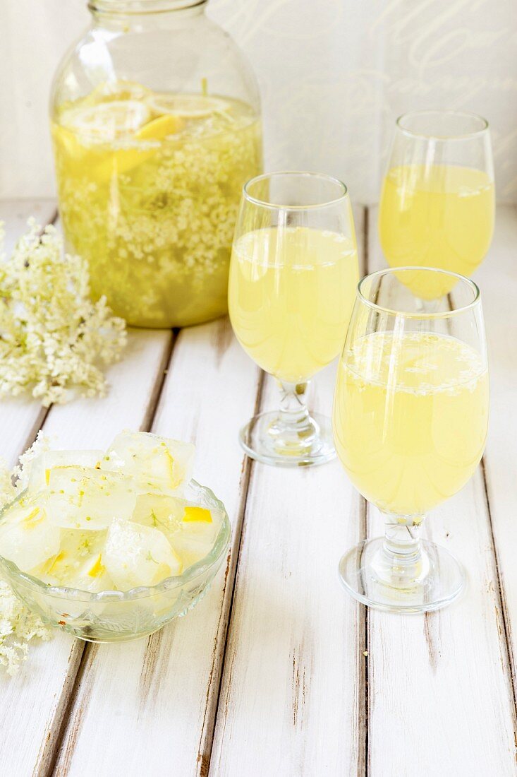 Homemade elderberry blossom lemonade