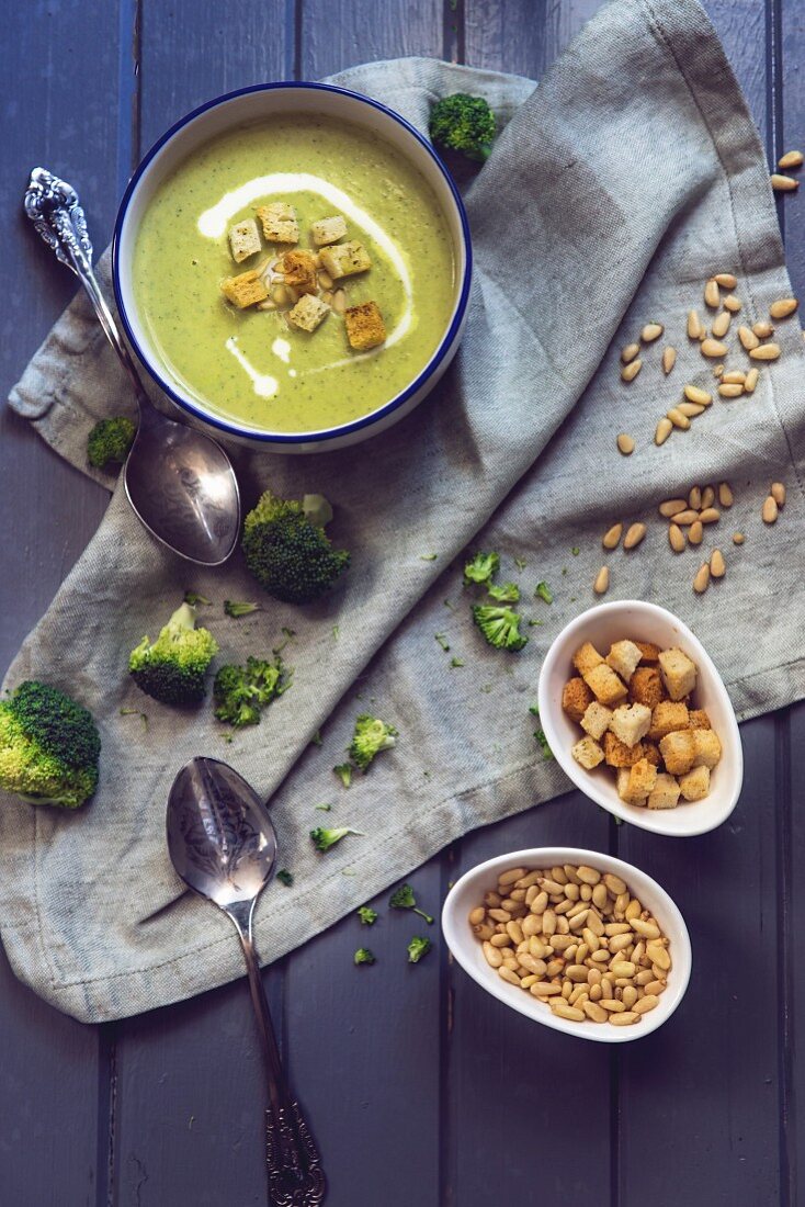 Brokkolicremesuppe mit Pinienkernen und Croûtons