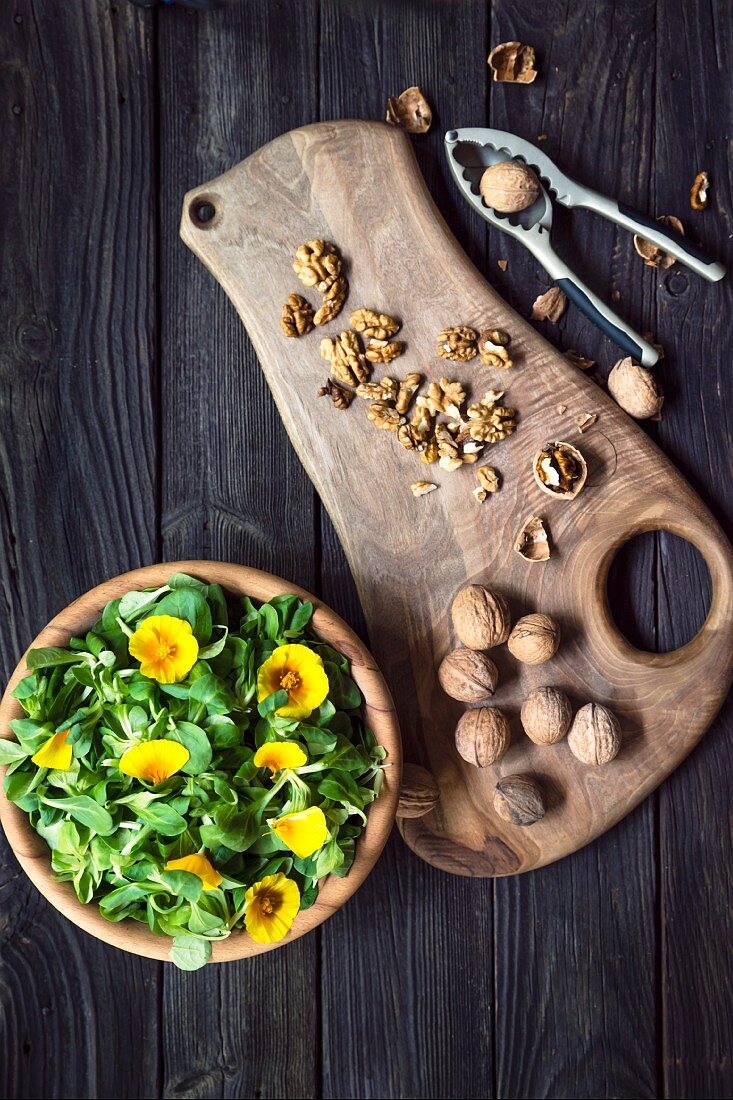 Feldsalat mit Essblüten und Walnüssen