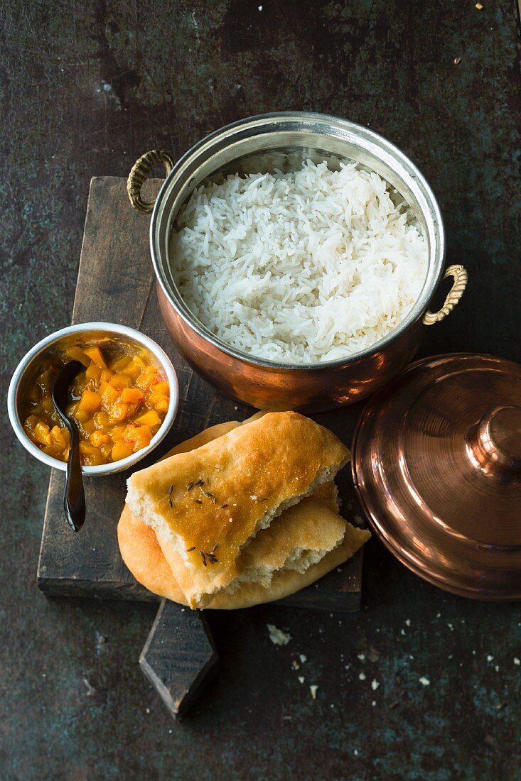 Typical Indian side dishes: rice, bread and chutney