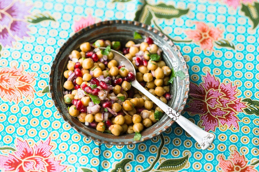 Vegan chickpea salad with pomegranate seeds and coriander (India)