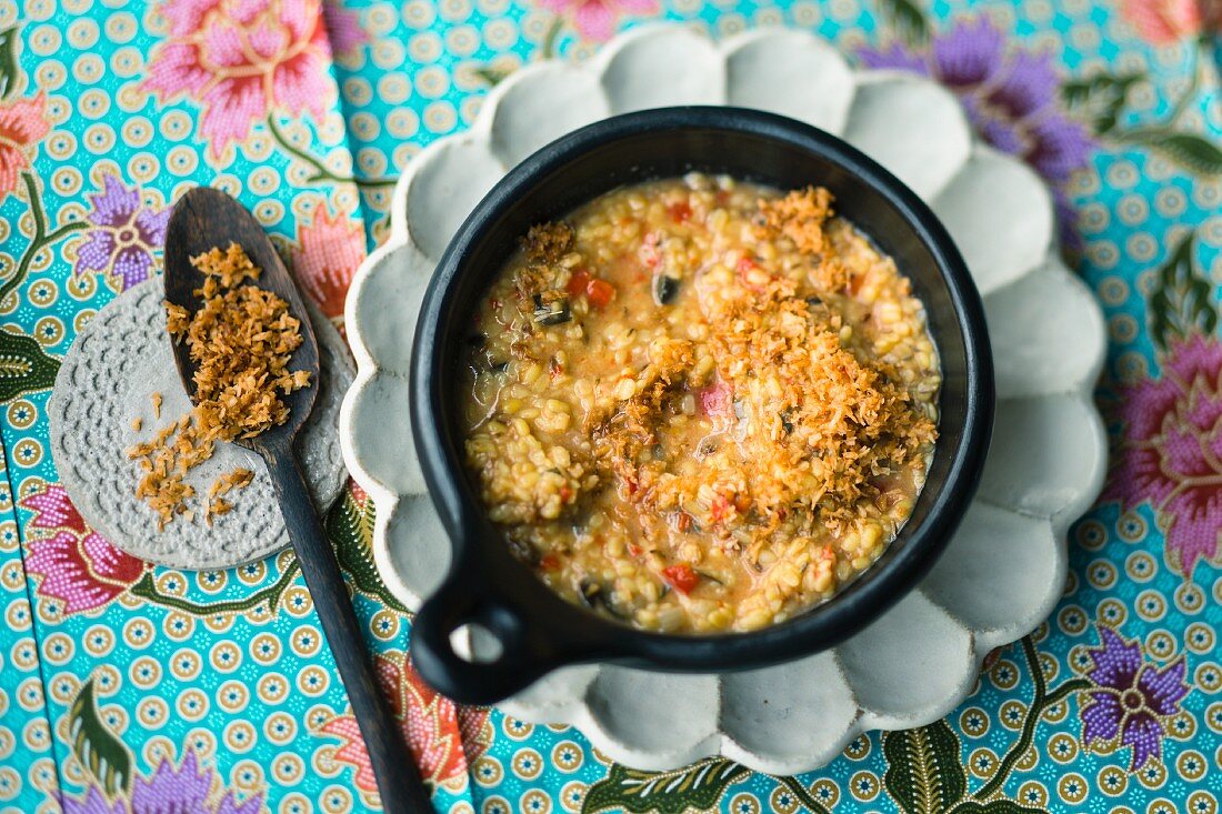 Veganes Mung-Dal mit Rosen und Kokosraspeln (Indien)