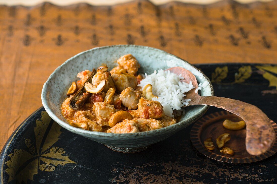 Chicken in cashew sauce with rice (Kashmir, India)