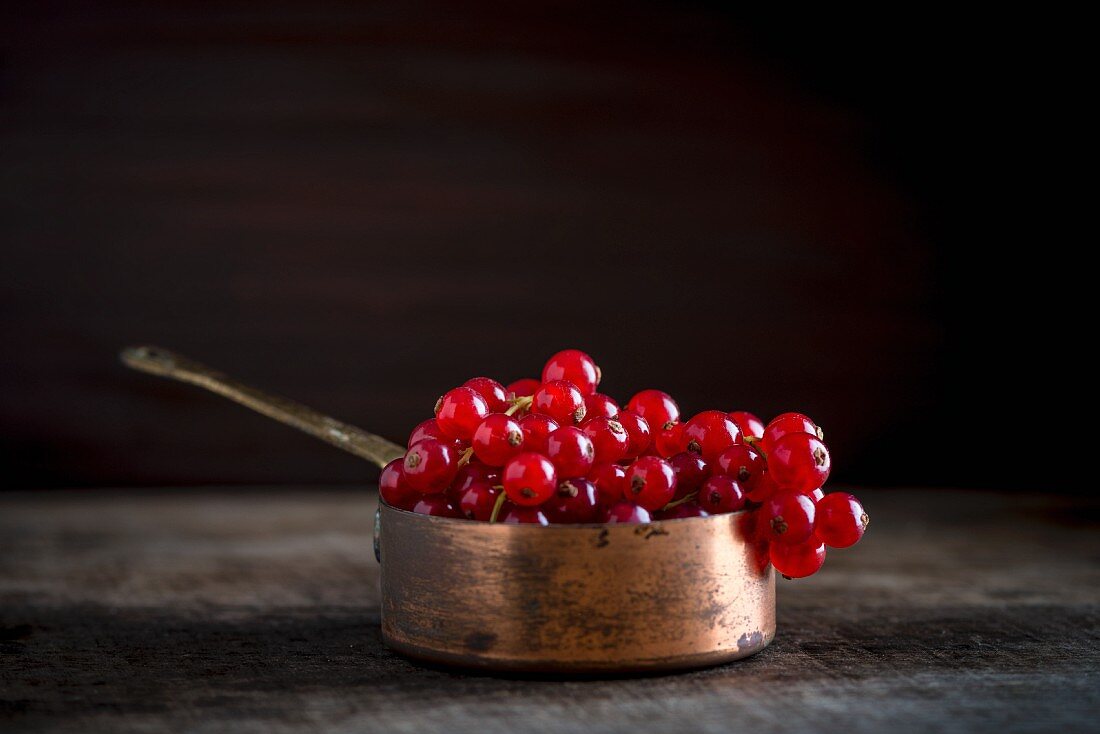 Rote Johannisbeeren im Kupfertopf