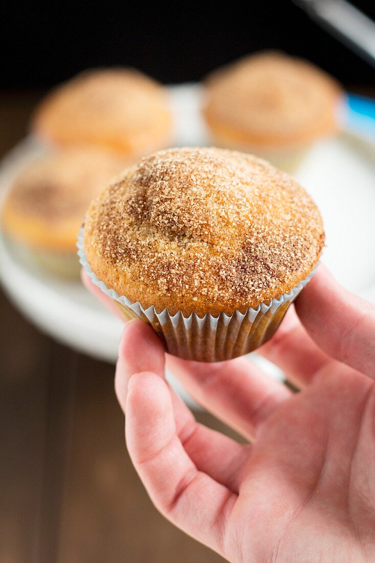 Hand hält ein Nutella-Donut-Muffin