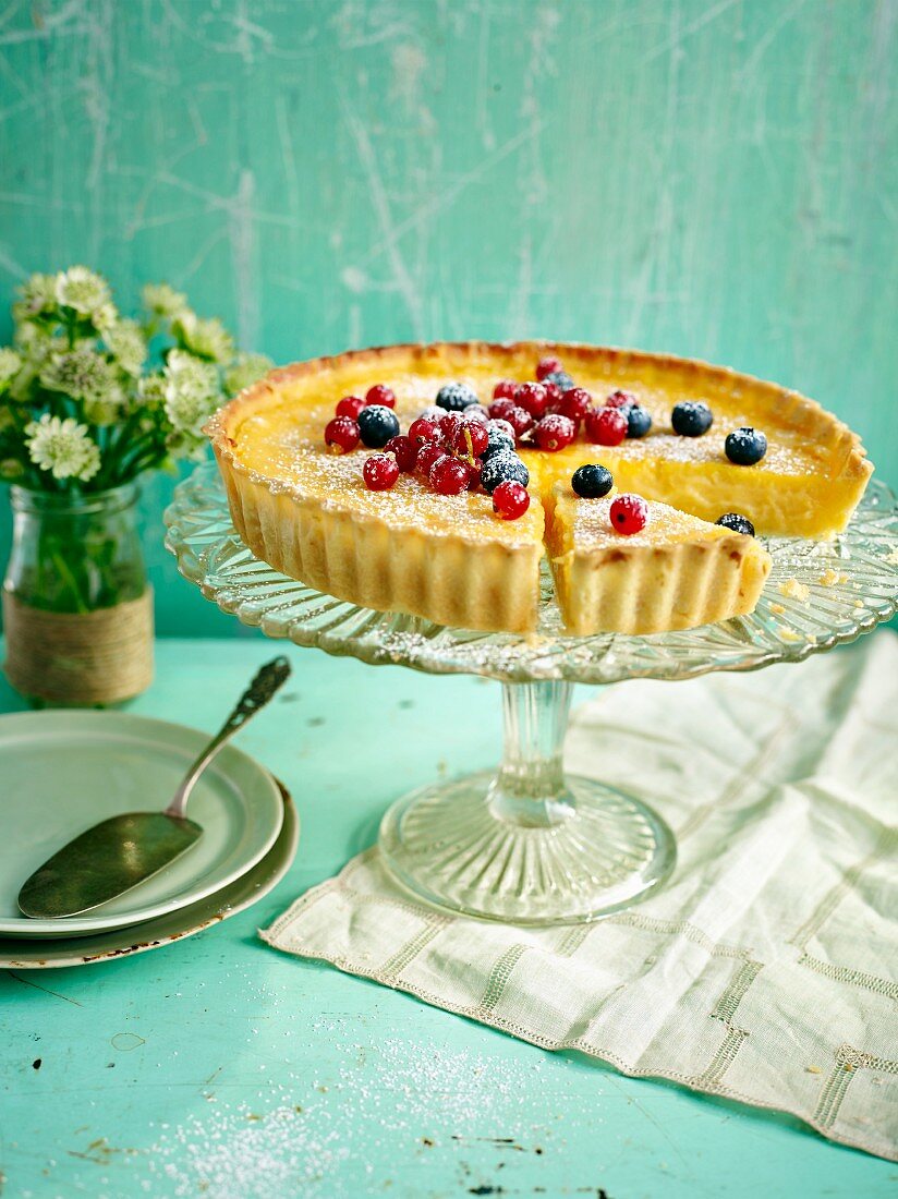 Zitronentarte mit Beeren, angeschnitten