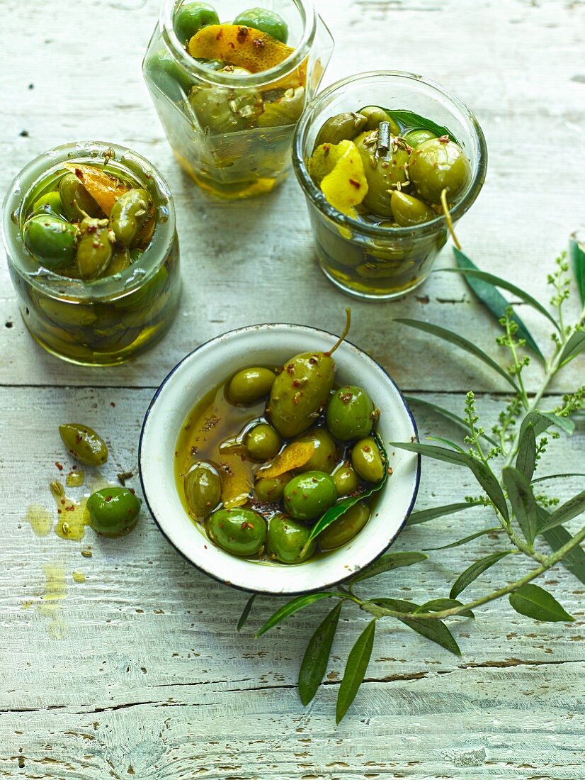 Gläser mit eingelegten Oliven