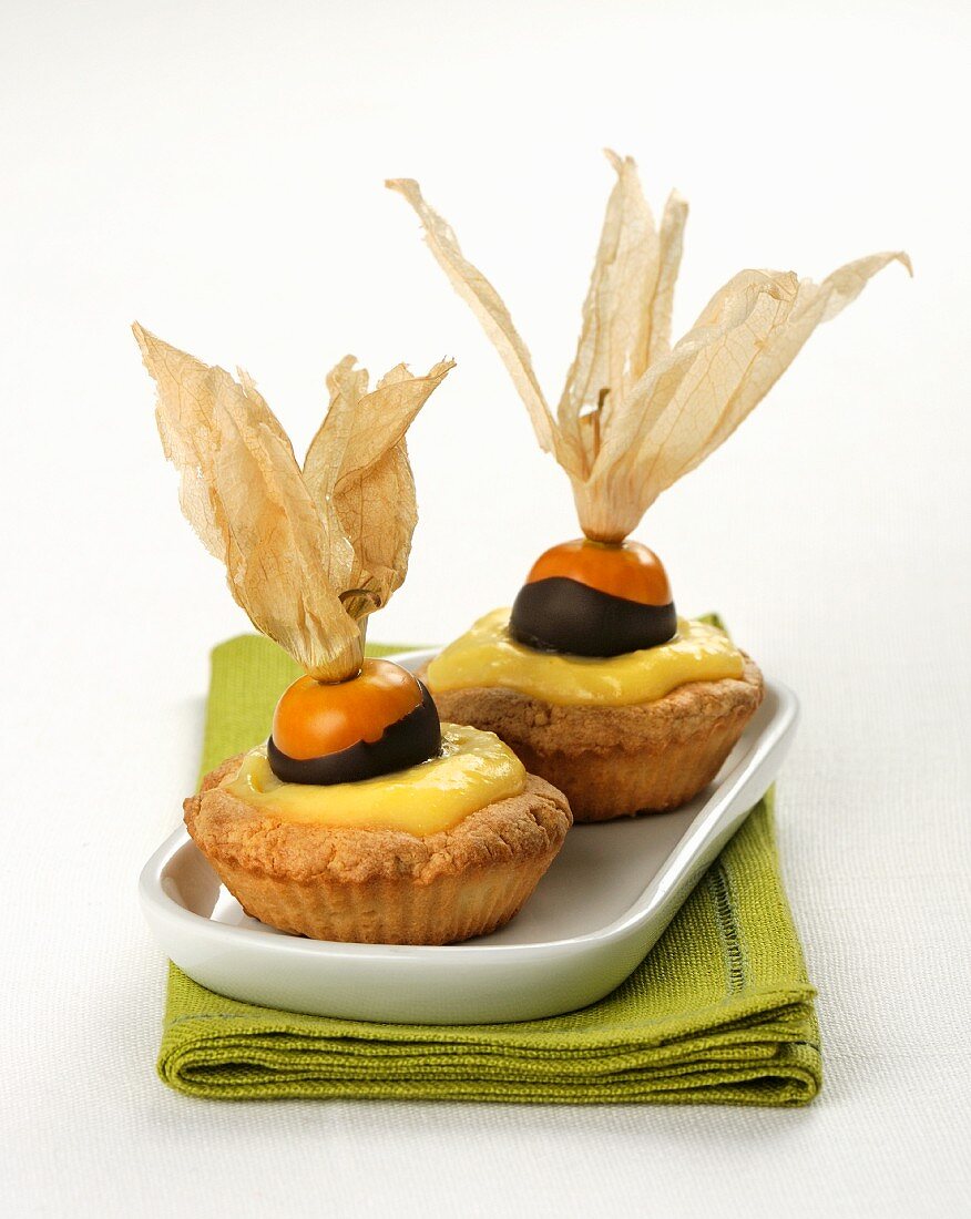 Tartlets with vanilla cream and physalis