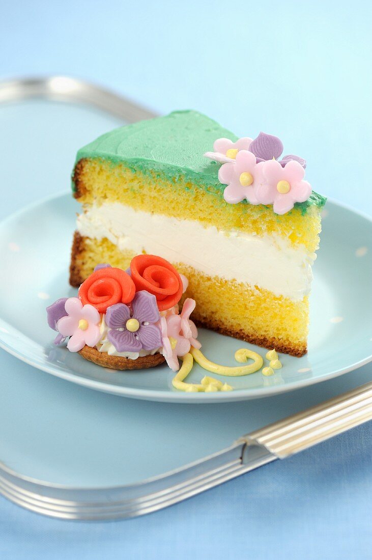 Ein Stück Genueser Kuchen mit Zuckerblüten