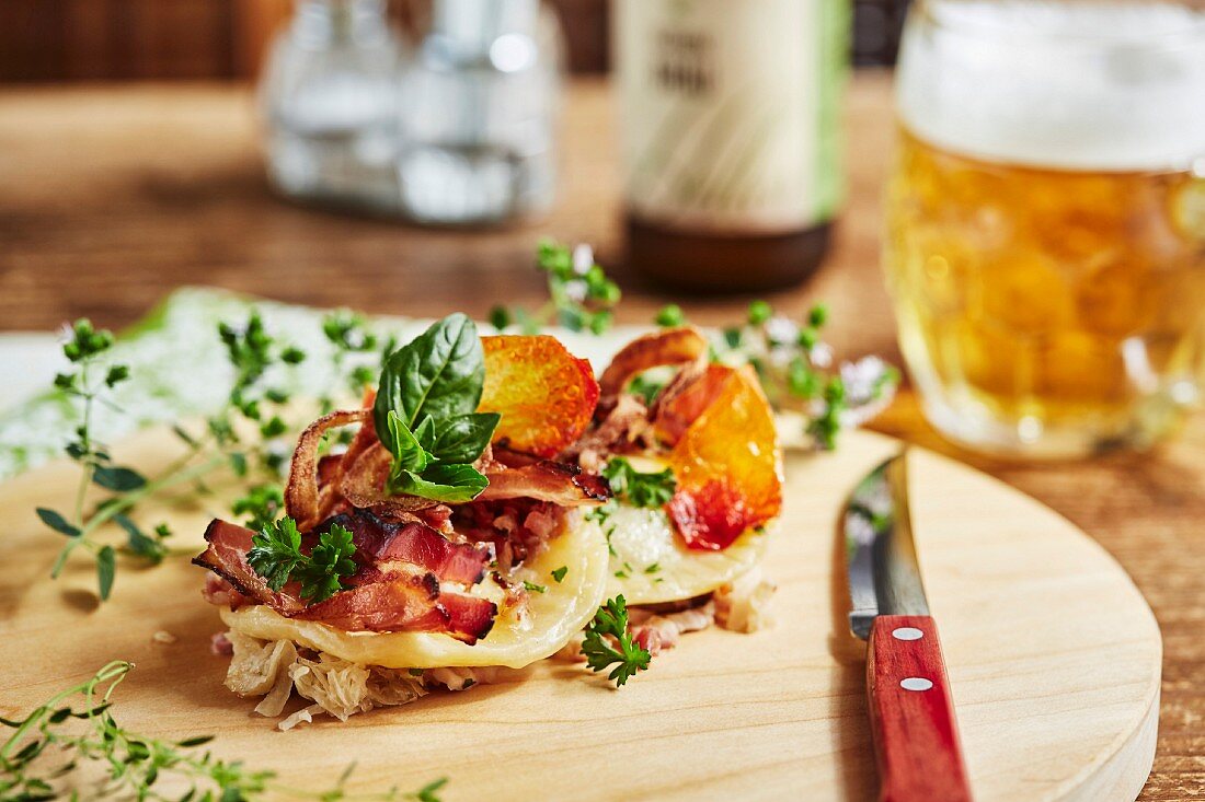 Gefüllte Teigtaschen auf Sauerkraut mit geräuchertem Speck