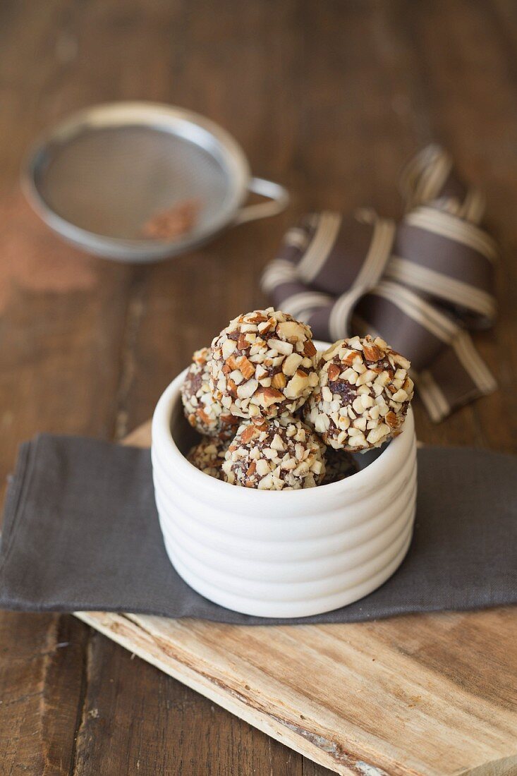 Vegane Bliss Balls mit gehackten Mandeln