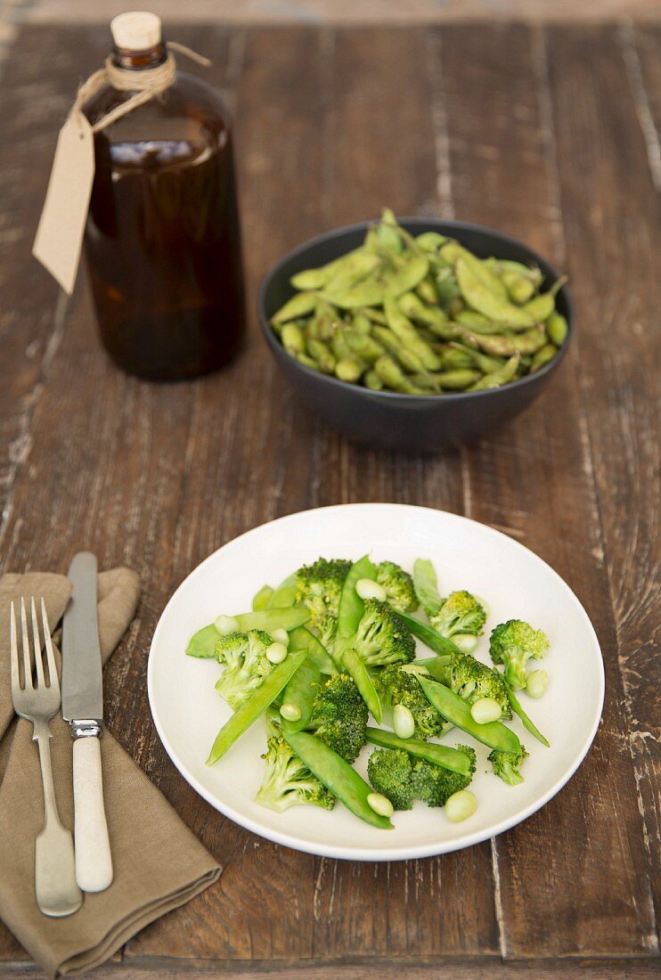 Brokkoli-Zuckerschoten-Salat mit Edamame