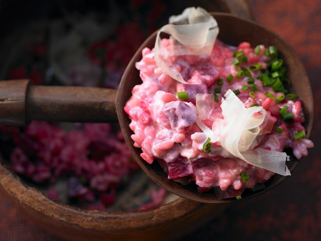 Rote-Bete-Risotto mit karamellisierten Zwiebeln und Asiago-Käse