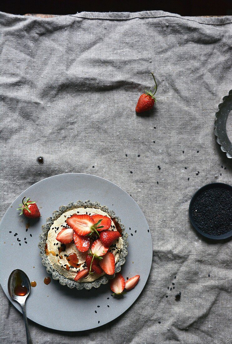 Erdbeertartelett mit karamelisierter weisser Schokoladenmousse und Sesamboden